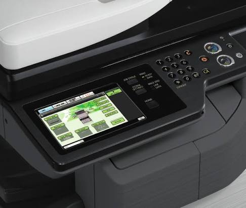 Detalle de pantalla y panel de la Sharp MX-2615N